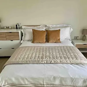 https://modern-3-bed-town-house-marina-hull.yorkshirehotels.net